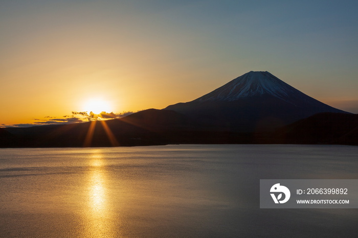 本栖湖の夜明け　山梨県身延町にて