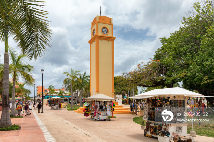 Turmuhr am Platz in San Miguel, Cozumel, Mexiko