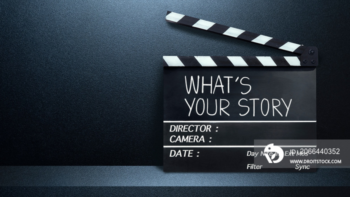 电影石板上你的故事文本标题是什么。工作室里的黑色和蓝色抽象水泥墙。