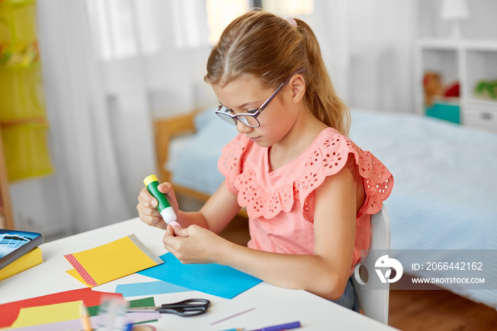 童年、创造力和爱好概念——创意女孩制作贺卡，粘贴绒球智慧