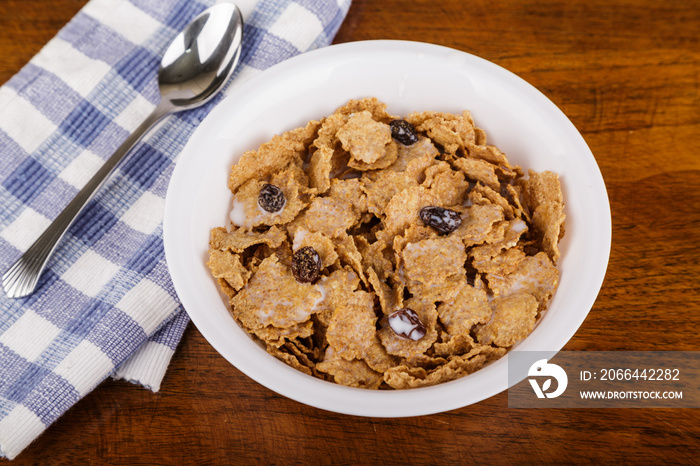 Raisin and Bran Flake麦片配牛奶