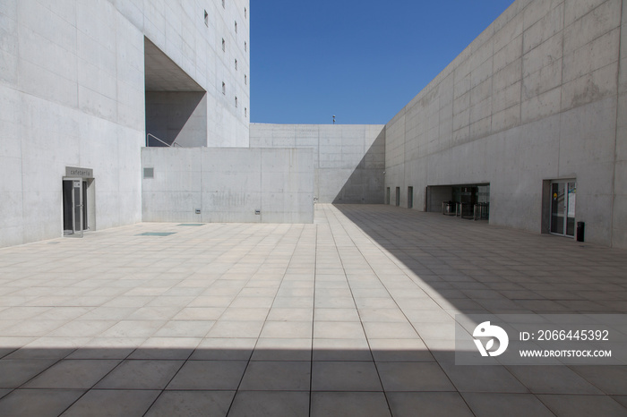 阳光混凝土建筑庭院