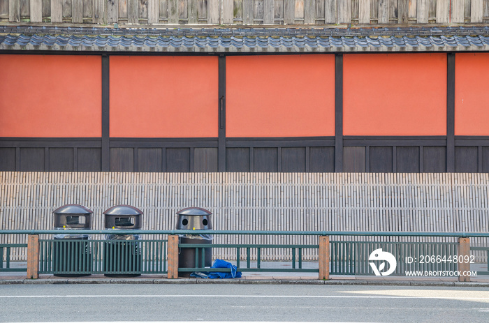 京都の四条通の歩道