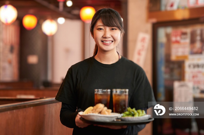 居酒屋で働く女性の求人イメージ