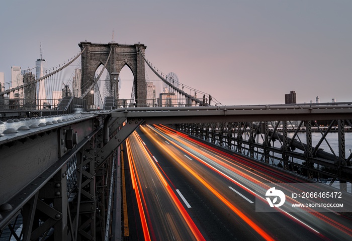 美国纽约布鲁克林大桥附近车灯的美丽延时镜头
