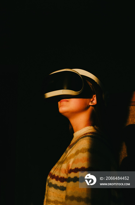 一个戴着VR眼镜的女人在明亮的光线下欣赏日落的未来主义镜头。新世界