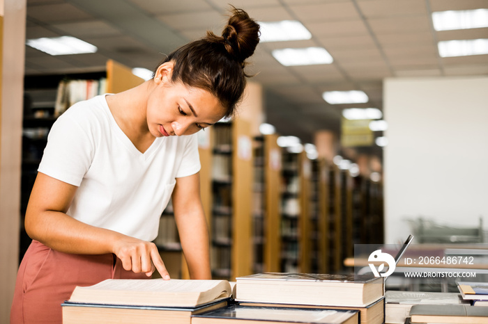 年轻的亚洲女性正在大学图书馆的书架上寻找书籍和阅读
1477310110,意大利多洛米蒂的蓝绿色湖泊，美丽的索拉皮湖多洛米蒂拉戈迪索拉皮斯，大众