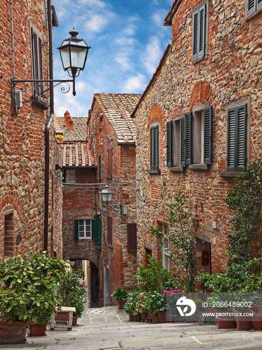 Lucignano, Arezzo, Tuscany, Italy: alley in the ancient Tuscan town