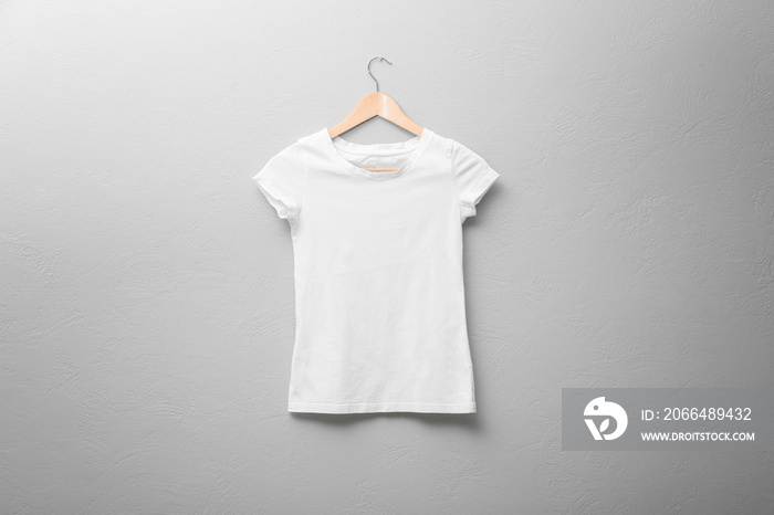 浅色背景的白色t恤。设计实物模型