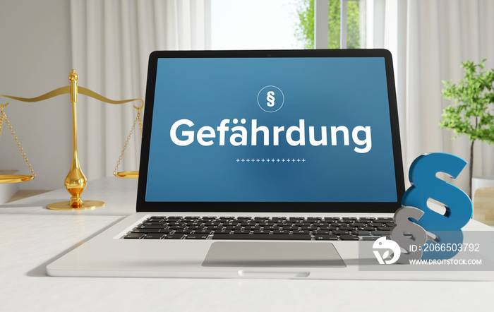 Gefährdung – Recht, Gesetz, Internet. Laptop im Büro mit Begriff auf dem Monitor. Paragraf und Waage