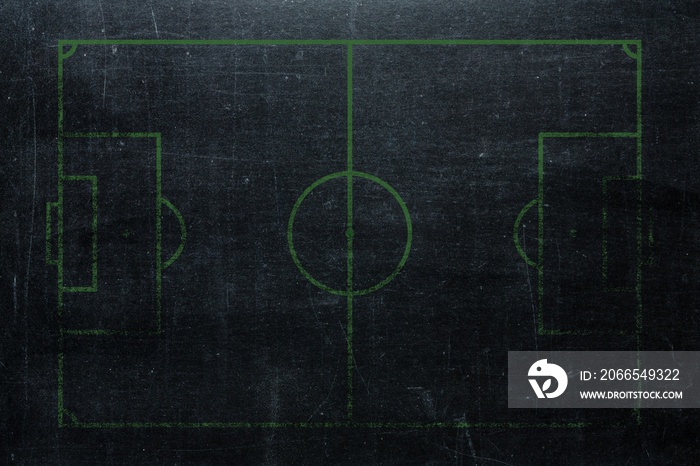 足球或足球场被隔离在黑板纹理上，背景用粉笔擦过。