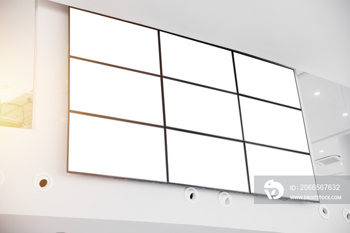 现代办公楼墙壁液晶显示屏面板，空白屏幕处有裁剪路径