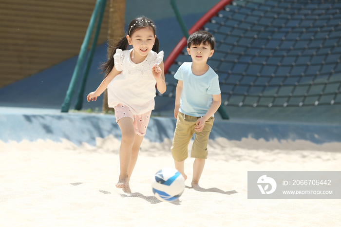儿童在沙子里踢球