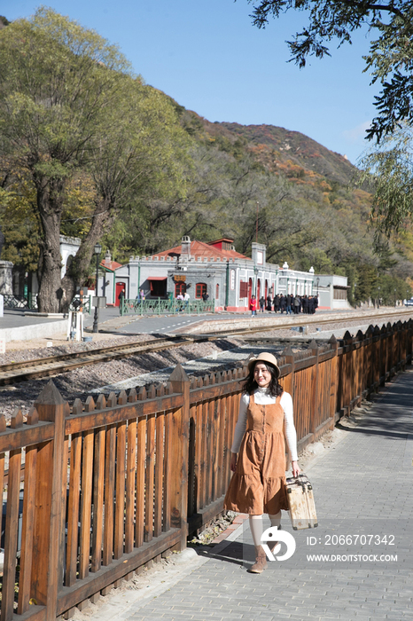 青年女人拿着行李箱旅行