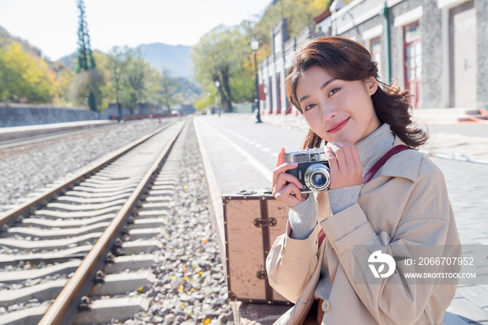 旅行的青年女人拿着照相机