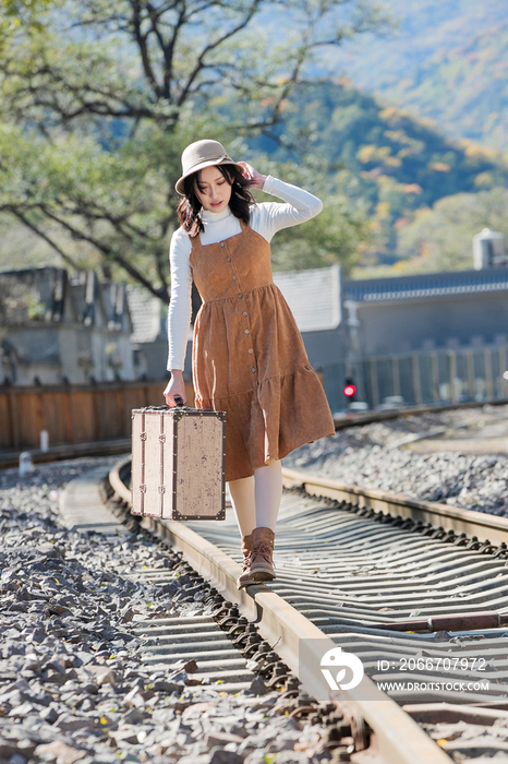 青年女人在铁轨上行走