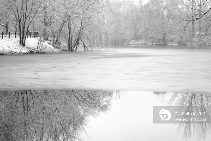 下雪后的湖边风景