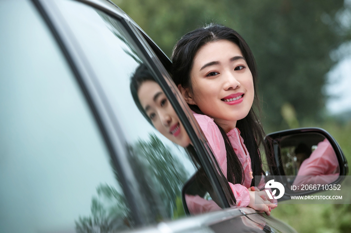 青年女人坐在车里