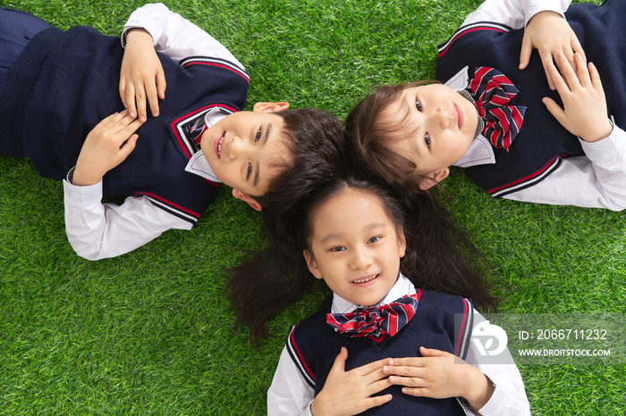 小学生们躺在草地上