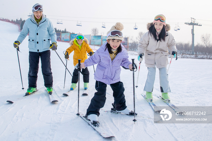 滑雪场内滑雪的年轻家庭