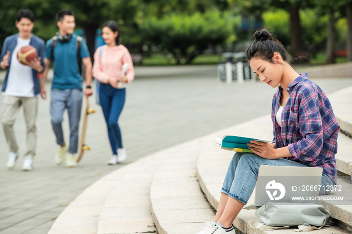 校园里的大学生