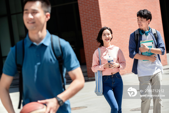 下课后的大学生在校园里