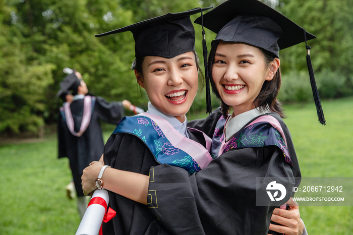 户外穿着学士服的大学生们