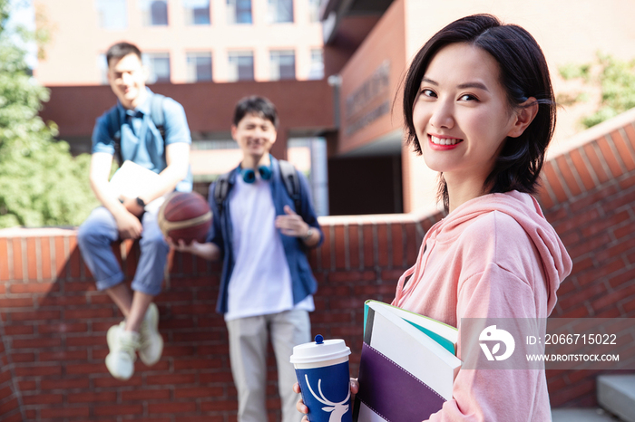 刚下课的大学生在校园里