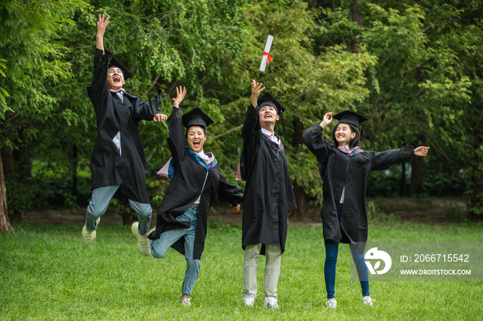 兴奋的大学生穿着学士服庆祝毕业