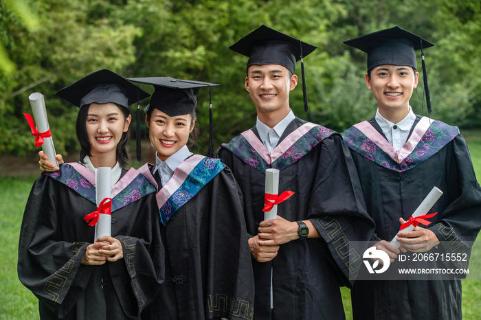 户外穿着学士服的大学生们