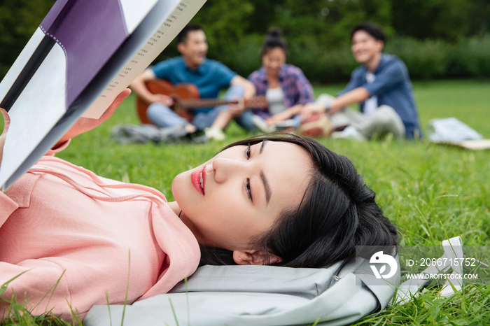 大学生在草地上享受课余时间