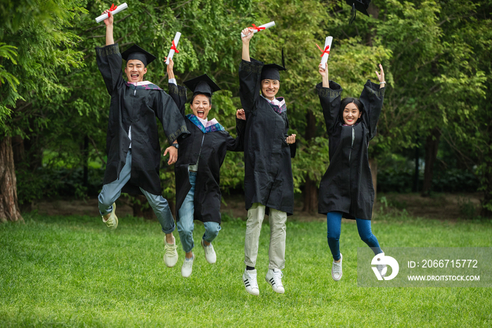 大学生穿着学士服庆祝毕业