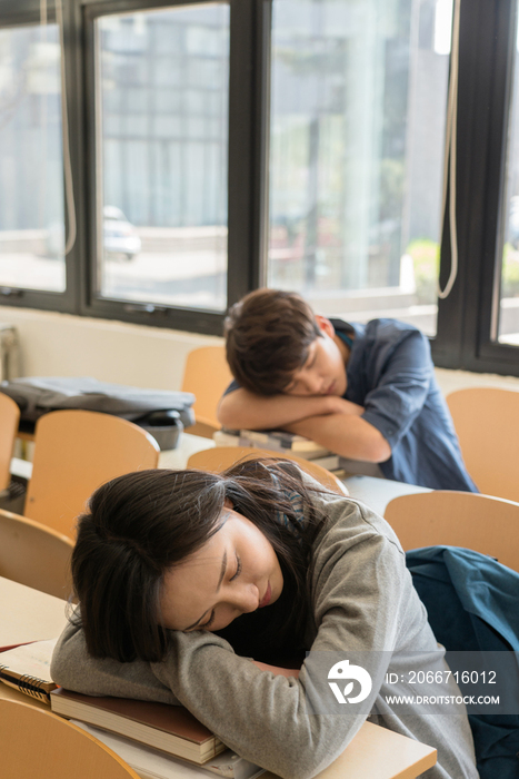 疲劳的大学生在教室里睡觉