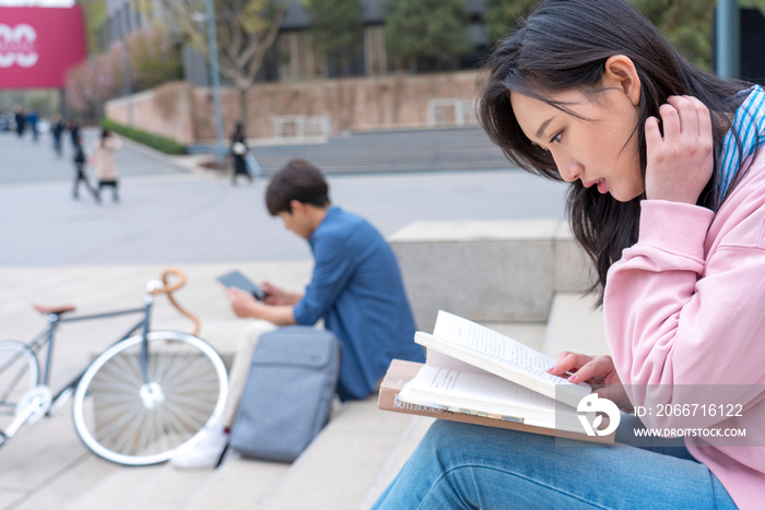 大学生在校园里学习