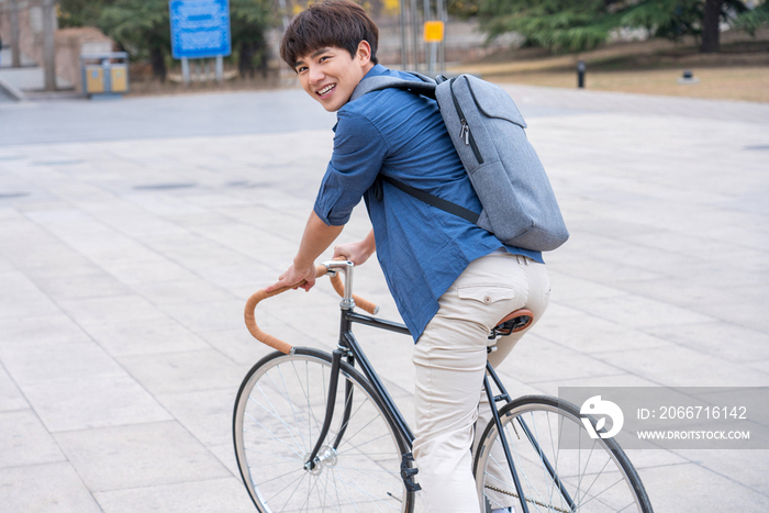 大学生在校园里骑自行车