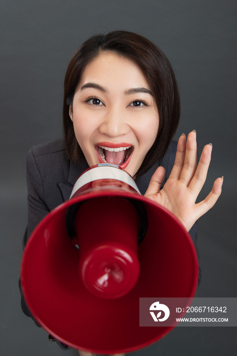 青年女人拿着扩音器