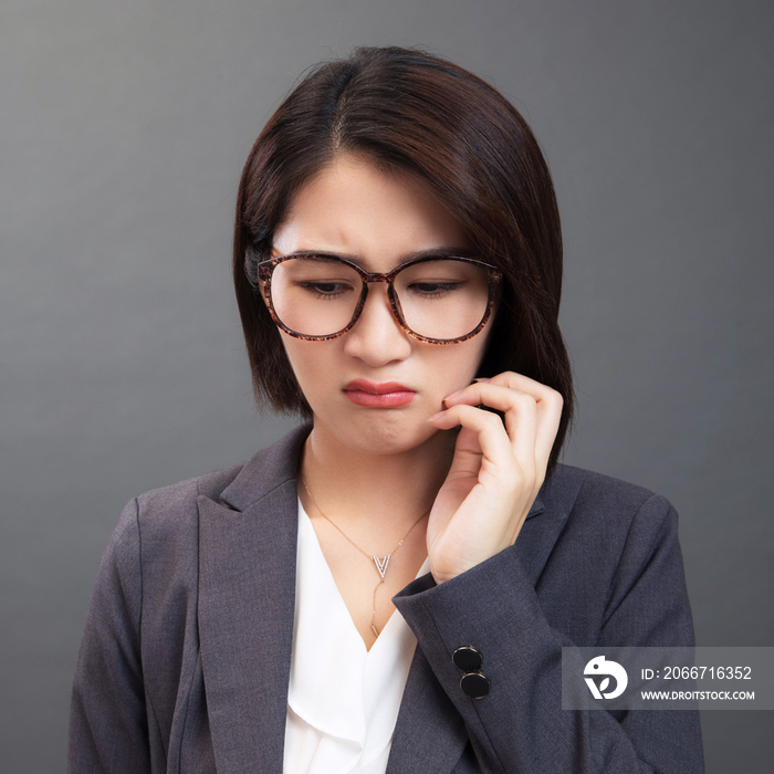 苦恼的青年女人