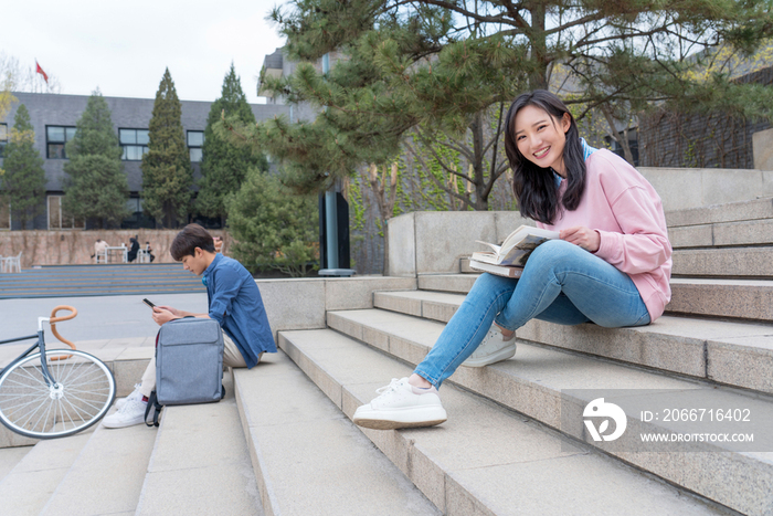 大学生在校园里学习