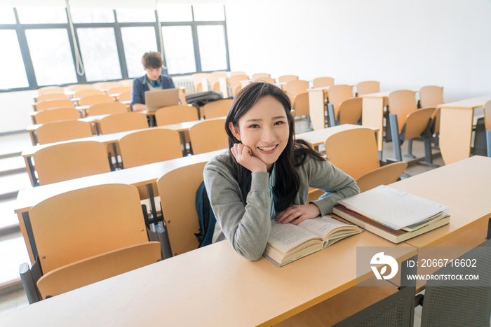 大学生在教室里学习