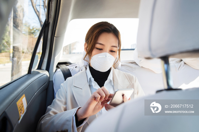 年轻女人戴口罩乘坐汽车