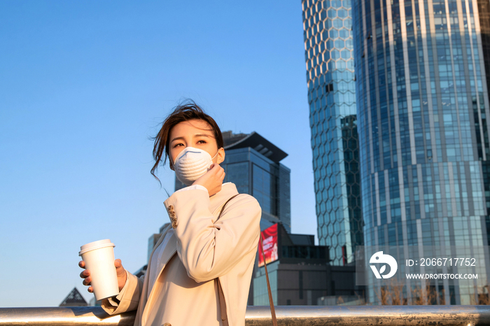 户外戴口罩的青年女人