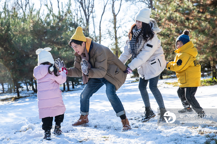 快乐的一家人在雪地里做游戏