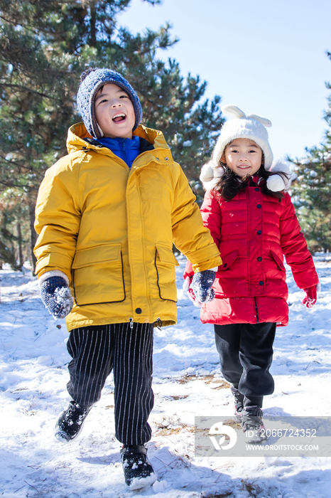快乐儿童在雪地上玩耍