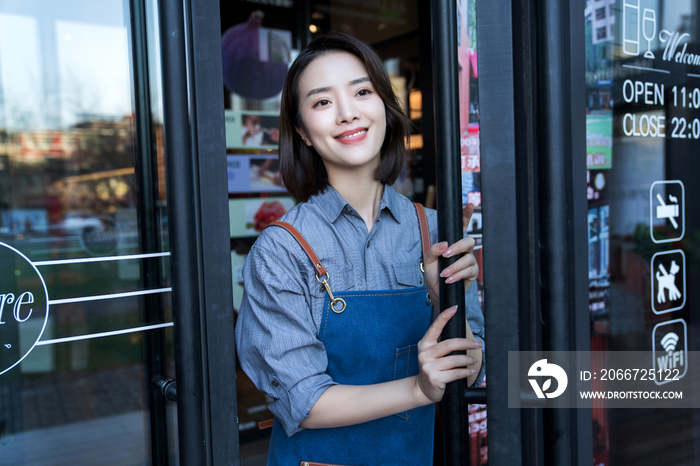 站在咖啡店门口的女服务员