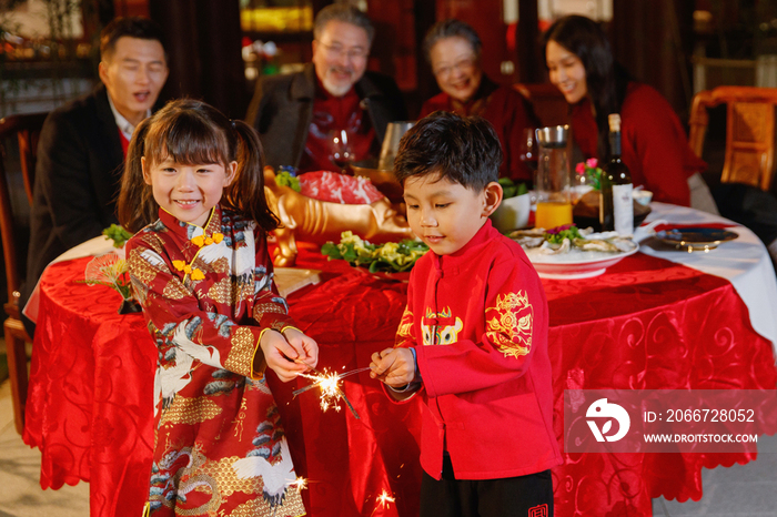 快乐家庭庆祝新年