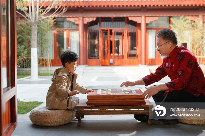 祖孙俩在庭院里下象棋