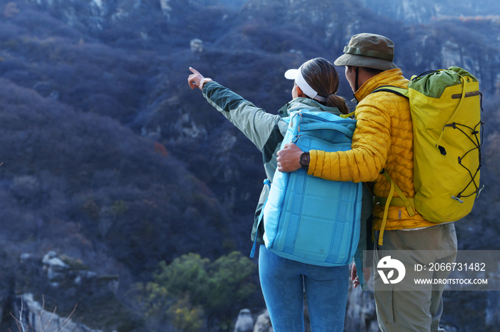 青年登山者伴侣站在山顶俯瞰