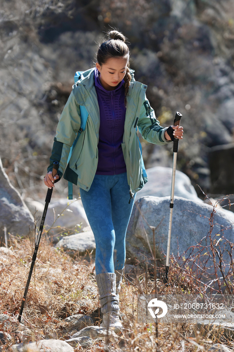 郊外徒步旅行的青年女人