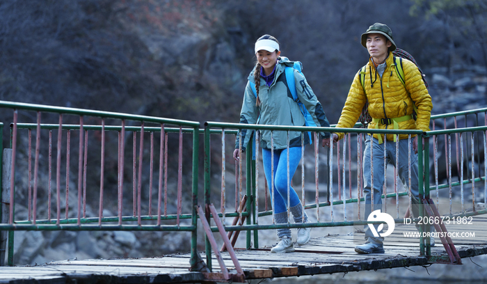 户外徒步旅行的青年伴侣