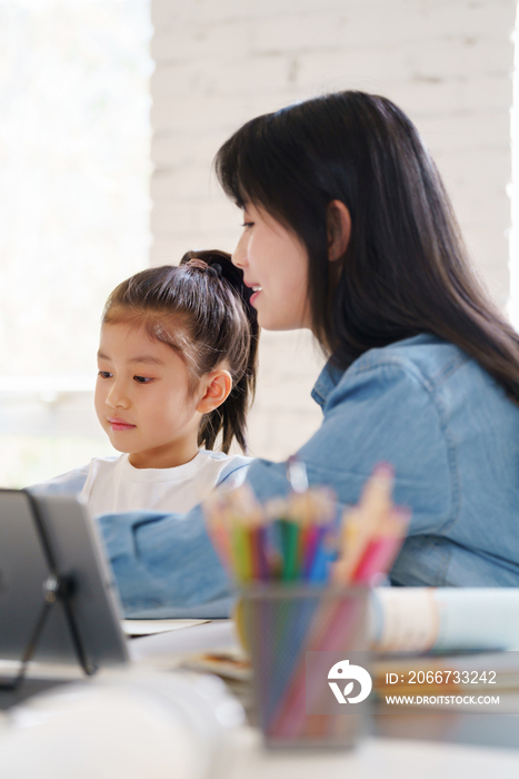 家教老师辅导小学生学习